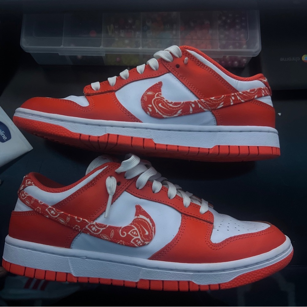 women’s/men’s nike dunk “orange paisley”. size 9 women’s/size 7.5 men’s.